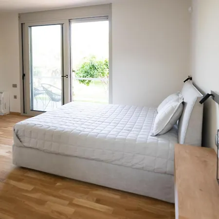 בית נופש Unique Space With Garden And Garage