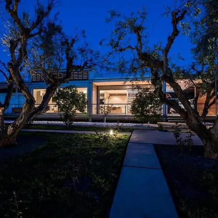 Unique Space With Garden And Garage Σπίτι διακοπών