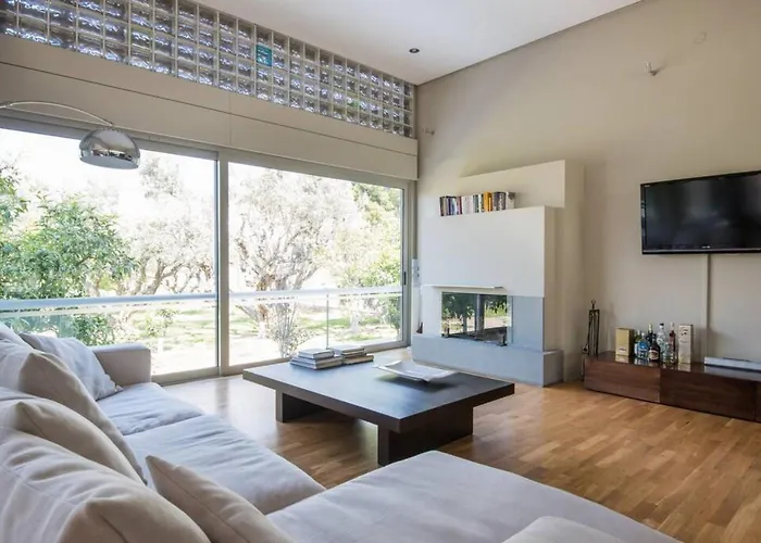 Unique Space With Garden And Garage